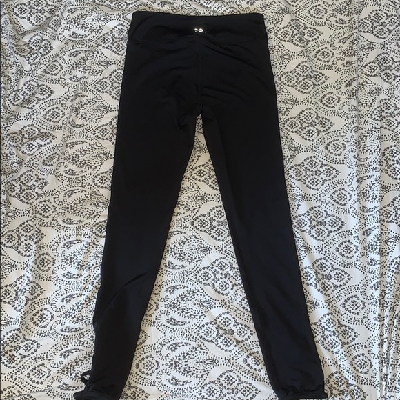 Athletic wear — black leggings - Picture 2 of 2